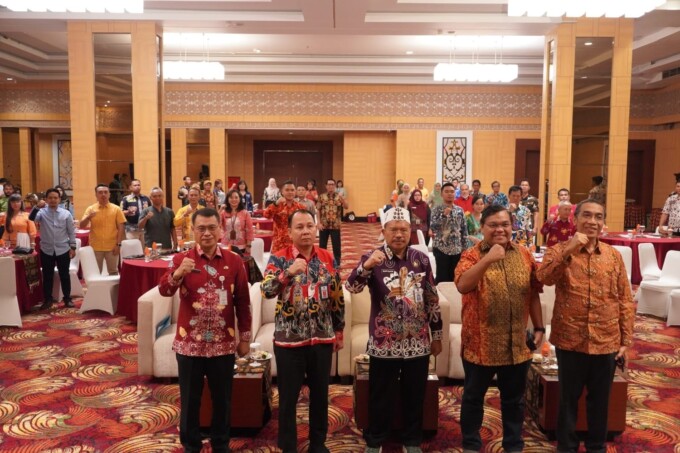 PEMBUKAAN: Sekda Kalteng H Nuryakin saat membuka rapat awal penyediaan peta potensi dan peluang usaha Provinsi Kalteng tahun 2023 di Hotel Aquarius Palangka Raya, Kamis (15/6).