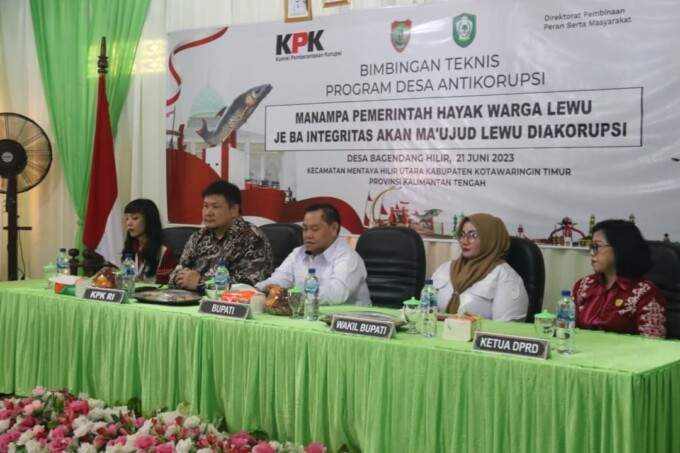 HADIRI: Bupati Kotim Halikinnor beserta wabup Irawati, Ketua DPRD Kotim Rinie dan pejabat dari KPK RI saat menghadiri bimbingan teknis Program Desa Antikorupsi yang dilaksanakan di Desa Bagendang Hilir Kecamatan Mentaya Hilir Utara, Rabu (21/6). BAHRI/KAL
