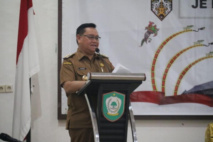 SAMBUTAN: Bupati Kotim H Halikinnor saat memberikan sambutan dalam sosialisasi calon desa anti korupsi di Aula Sei Mentaya Kantor Bappelitbangda Kotim, Selasa (20/6). RUSLI/KALTENG POS
