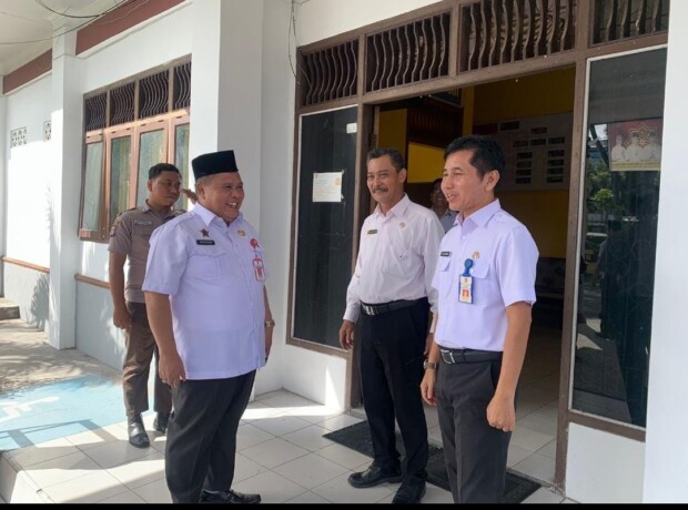 SAPA PEGAWAI : Plh Sekda Kobar Juni Gultom ketika melakukan kunjungan ke beberapa kantor dinas, belum lama ini.FOTO : SONY/KALTENG POS