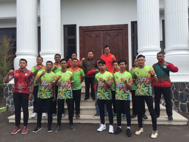 PELEPASAN: Bupati Kotim Halikinnor melepas tim olahraga bola voli kontingen Kotim di halaman rumah jabatan bupati, Sabtu (17/6). RUSLI/KALTENG POS