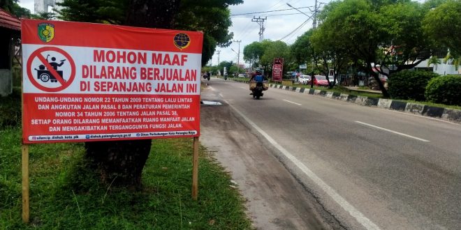DILARANG BERJUALAN: Dishub Kota Palangka Raya memasang beberapa spanduk imbauan larangan berjualan bagi PKL di sepanjang Jalan G Obos.