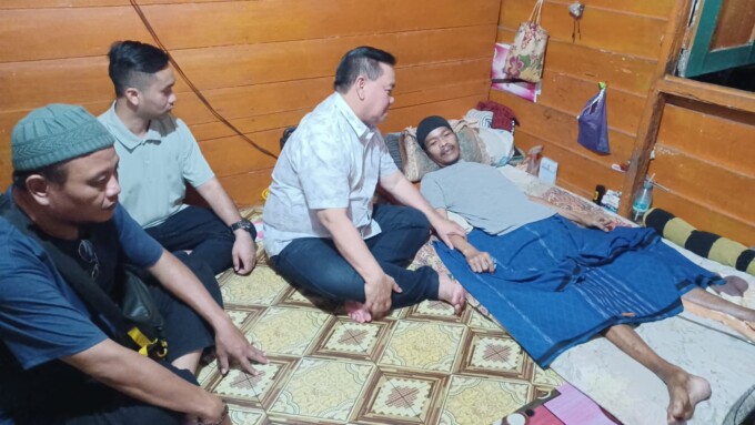 BANTUAN: Bupati Kotim Halikinnor didampingi putranya Angga Aditnya Nugraha saat memberikan bantuan untuk posko BPK Teluk Dalam, Kamis (15/6). BAHRI/KALTENG POS