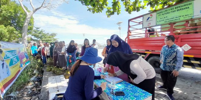 OPSAR: Pemko Palangka Raya melalui DPKUKMP Kota Palangka Raya menggelar operasi pasar (opsar) gas LPG di Dermaga Flamboyan Bawah Kota Palangka Raya, Jumat (16/6). DPKUKMP