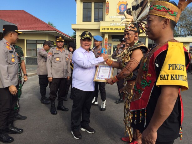PENGHARGAAN: Bupati Kabupaten Kotim H Halikinnor saat menyerahkan penghargaan kepada pemenang lomba satkamling, di halaman Polres Kotim, Rabu (21/6).