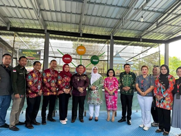 FOTO BERSAMA: Bupati Kotim H Halikinnor didampingi Wabup Irawati dan Ketua DPRD Kotim, Dra Rinie saat foto bersama dengan tim penilai lomba kelurahaan dari DPMD Provinsi Kalteng, Kamis (15/6)
