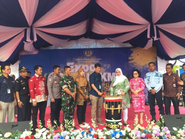 PEMBUKAAN: Wabup Kotim Irawati saat membuka UMKM Expo digagas oleh Kementrian Keuangan (Kemenkeu) Satu Kateng, Kamis (15/6)