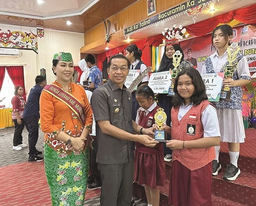 PENYERAHAN: Bupati Mura, Perdie M Yoseph didampingi istri Lynda Kristiane Perdie menyerahkan hadiah kepada pemenang lomba, baru-baru ini. DADANG/KALTENG POS