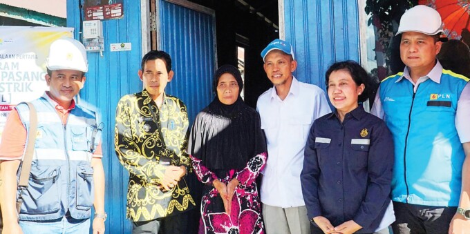 KEBERSAMAAN: GM PLN UID Kalselteng Muhammad Joharifin (kiri) bersama Camat Kota Besi Gusti Mukafii (dua dari kiri), Anggota Komisi VII DPR RI Iwan Kurniawan (tiga dari kanan), Sekretaris Direktorat Jenderal Ketenagalistrikan Ida Nuryatin Finahari (dua dar