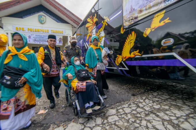 SELAMAT SAMPAI TUJUAN : Jemaah haji Kota Palangka Raya menjalani prosesi pelepasan di Gedung Pertemuan Umum (GPU) Palampang Tarung, Palangka Raya, Minggu (4/6). (FOTO: ARIEF PRATHAMA/KALTENG POS)