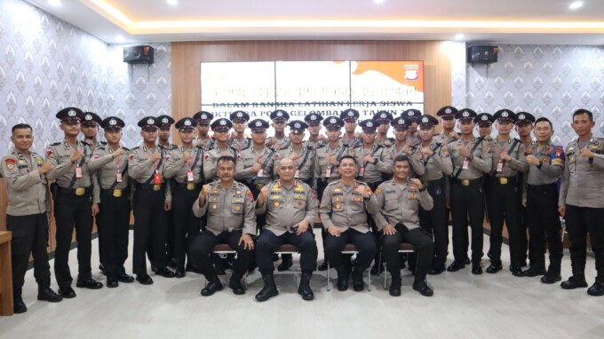 MENINJAU : Kepala SPN Polda Kalteng Kombes Pol. Eka Djunaedi S.Sos., S.I.K dan Wakapolresta AKBP Andiyatna, S.I.K., M.H bersama para siswa. HUMAS