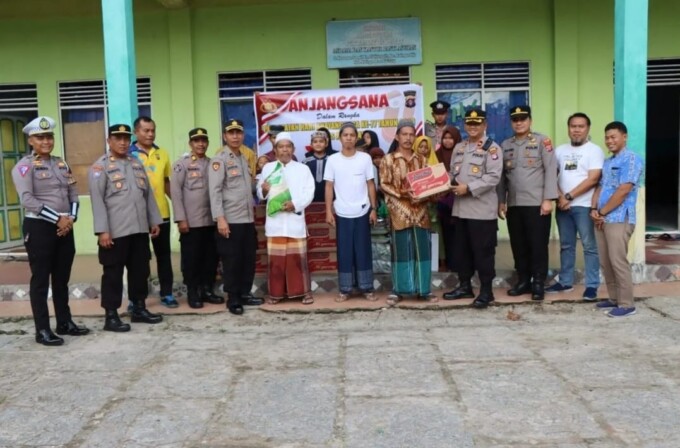 AKSI SOSIAL : Anggota Polres Katingan mengunjungi Panti Asuhan Al-Khairat Desa Hampalit. HUMAS