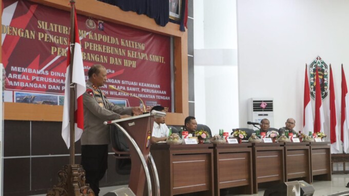 BANGKITKAN PEREKONOMIAN : Kapolda Kalteng Irjen Pol Drs Nanang Avianto, M.Si menyampaikan sambutan saat silaturahmi bersama para pelaku usaha. HUMAS