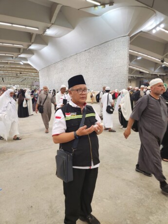 BERDOA: Kepala Kanwil Kemenag Kalteng, H. Noor Fahmi berdoa di jemarat untuk jemaah haji Kalteng yang wafat. KEMENAG UNTUK KALTENG POS