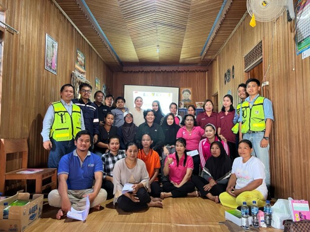 KEBERSAMAAN: Tim CSR PT. Asmin Bara Bronang usai Sosialisasi dan konsultasi publik di Dusun Tumbang Mamput, Desa Barunang, Kecamatan Kapuas Tengah, Rabu (28/6). DOK PRIBADI
