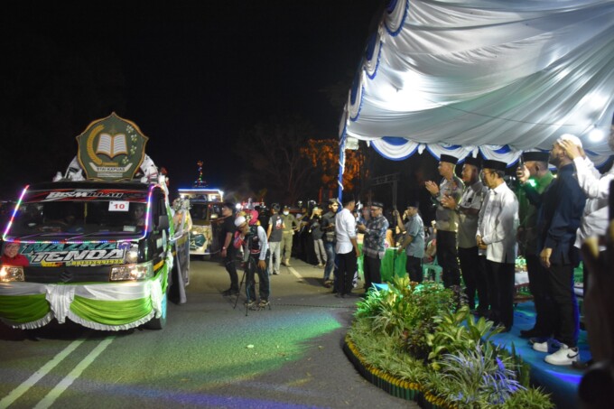 LEPAS: Plt Bupati Kapuas HM Nafiah Ibnor melepas secara resmi puluhan mobil hias yang memeriahkan Pawai Gema Takbir Malam Hari Raya Idul Adha 1444 Hijriah yang berlangsung didepan Rujab Wakil Bupati Kapuas, Rabu (28/6).