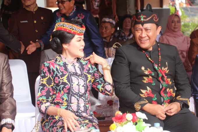 BERBINCANG: Bupati Pulang Pisau Pudjirustaty Narang dan Wakil Gubernur Kalteng H Edy Pratowo saat peringatan hari jadi ke-21 Kabupaten Pulang Pisau.