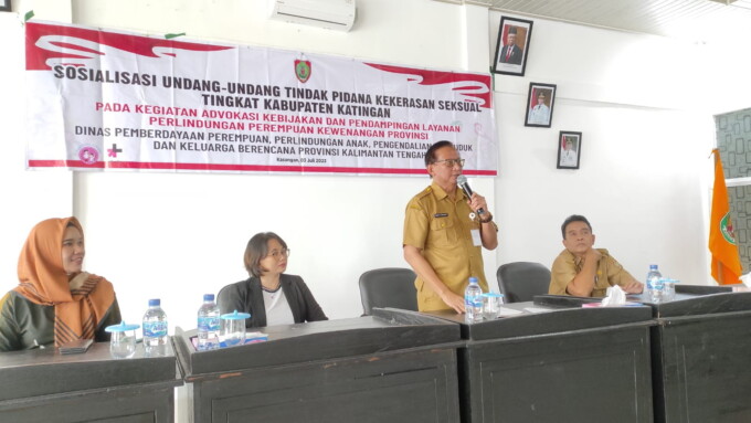 PEMBUKAAN: Kepala Dinas Pemberdayaan Perempuan, Perlindungan Anak, Pengendalian Penduduk dan Keluarga Berencana (DP3APPKB) Kabupaten Katingan dr Robertus Pamuryanto, ketika membuka kegiatan sosialisasi Undang-Undang Tindak Pidana Kekerasan Seksual (UU-TPK