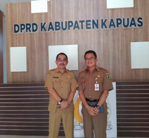 SAMBUT TAMU: Sekretaris Dewan Kapuas, Perry Noah (kiri) bersama Sekwan DPRD Hulu Sungai Utara M. Syarif F Noor, saat pertemuan Selasa (4/7).
