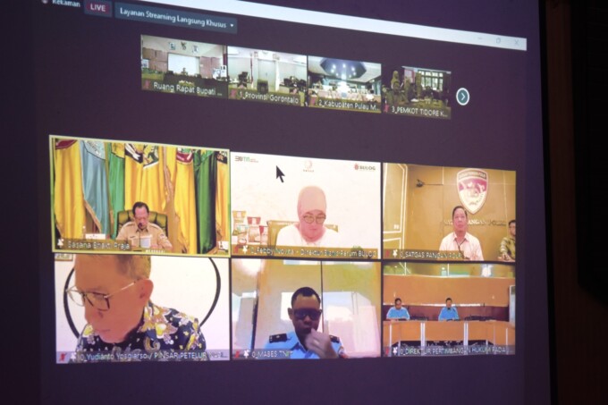 RAKOR VIRTUAL: Staf Ahli Bupati Bidang Perekonomian, Keuangan dan Pembangunan Kabupaten Kapuas, Jaya didampingi forkompimda, Kepala Dinas Perhubungan Vitrianson dan tamu undangan lainnya mengikuti rapat koordinasi pengendalian inflasi daerah di ruang rapa