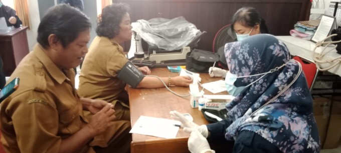 SKRINING - DPMPTSP Kabupaten Kapuas melakukan skrining kesehatan bersama dengan UPT Puskesmas Melati , bertempat di Kantor DPMPTSP Kabupaten Kapuas, beberapa waktu lalu.