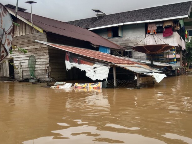 TERENDAM: Rumah warga wilayah Kecamatan Mandau Talawang, Kabupaten Kapuas yang terendam banjir, Minggu (9/7).