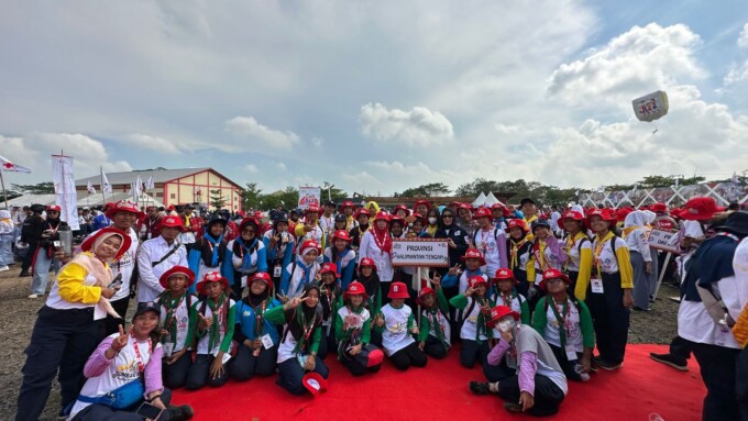 MEMBANGGAKAN: Wakil Ketua PMI Kalteng Hj Siti Nafsiah bersama kontingan Kalteng usai mengikuti Jumbara PMR Nasional IX di Provinsi Lampung, Senin (10/7).  PMI UNTUK KALTENG POS