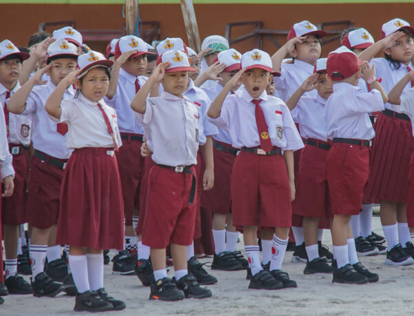 RINDU SEKOLAH: Murid SDN 6 Palangka Raya mengikuti upacara bendera pada hari pertama sekolah usai libur kenaikan kelas, Senin (10/7). ARIEF PRATHAMA/KALTENGPOS