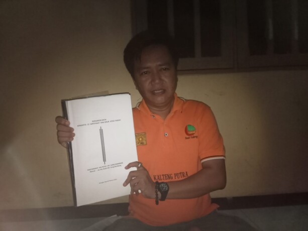 Sardi Efendi menunjukkan dokumen tanah miliknya.