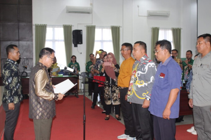 PENGUKUHAN: Bupati Katingan Sakariyas mengukuhkan pengurus Asosiasi Perusahaan Sahabat Anak Indonesia (APSAI) program Kabupaten Layak Anak (KLA) tahun 2023 di aula Bappedalitbang Kabupaten Katingan, Kamis (13/7).