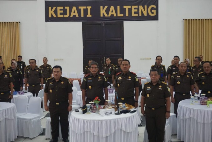 SEMINAR NASIONAL: Kajati Kalteng Pathor Rahman SH MH bersama jajaran mengikuti seminir nasional secara virtual, beberapa waktu lalu.