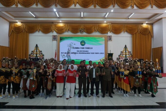 MERIAH: Kajati Kalteng Pathor Rahman SH MH dan Ketua IAD Kalteng Tyas Pathor Rahman bersama pemenang lomba Tari Tabelo di Aula Kejati Kalteng Jalan Imam Bonjol, Palangka Raya, Selasa (18/7). KEJATI UNTUK KALTENG POS