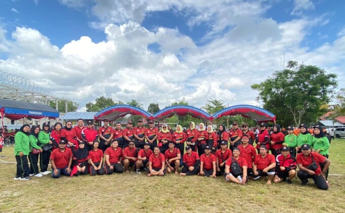 SEMANGAT KEBERSAMAAN: Kepala Kejaksaan Negeri Kapuas Luthcas Rohman bersama Para Kasi dan pegawai foto bersama Kepala Kejaksaan Tinggi Kalteng Pathor Rahman didampingi Ketua IAD Kalteng serta Pejabat Kejati Kalteng.KEJARI KAPUAS