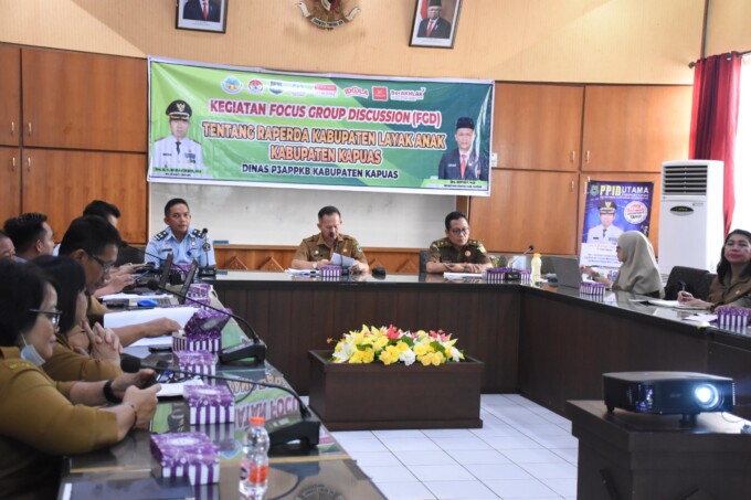 PIMPIN: Sekda Kapuas Septedy memimpin secara langsung kegiatan FGD terkait dengan pembahasan rancangan Peraturan Daerah (Raperda) KLA Kabupaten Kapuas di ruang rapat Bupati Kapuas, Selasa (18/7).