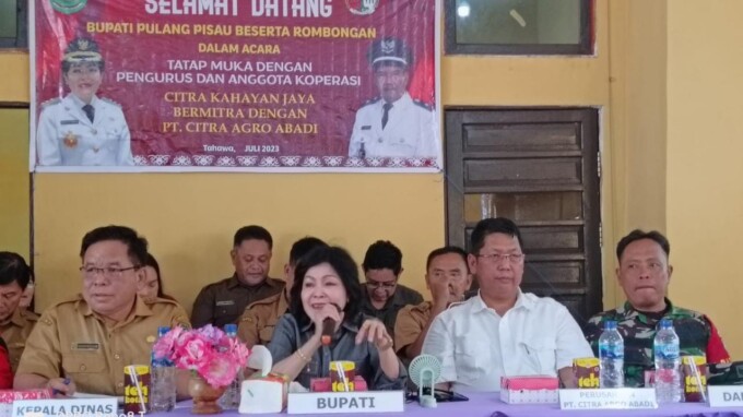 VERIFIKASI: Bupati Pulang Pisau Pudjirustaty Narang bertatap muka dengan masyarakat penerima plasma PT CTAA di Kecamatan Kahayan Tengah, Selasa (25/07/2023).