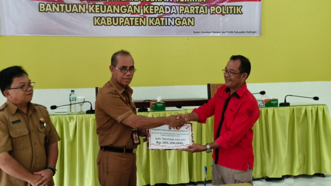 BANTUAN: Sekda Pransang menyerahkan bantuan keuangan kepada Partai Politik dari Pemerintah Daerah Kabupaten Katingan beberapa waktu lalu.
