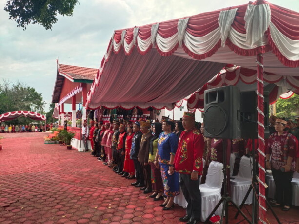 UPACARA: Sejumlah pejabat di lingkungan Pemerintah Kabupaten Katingan, ketika menghadiri peringatan HUT Kabupaten Katingan ke 21 tahun di objek wisata Bukit Batu.JERI / KALTENG POS