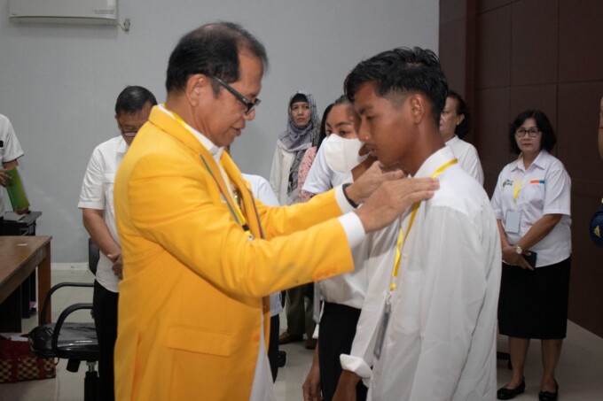 PEMBUKAAN  : Rektor UPR Prof Dr Ir Salampak MS memasangkan tanda peserta kepada perwakilan peserta yang ikuti SMMPTN Barat saat acara pembukaan, Senin (3/7)