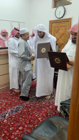 BERSYUKUR: Hasan Tata Abas (dua dari kiri) yang bertugas melayani Syekh Abdul Muhsin bin Muhammad al-Qasim sejak 2004. DOKUMENTASI HASAN TATA ABAS