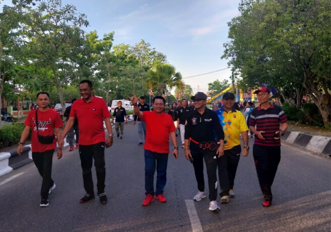 SEMANGAT OLAHRAGA: Ketua DPRD Kalteng Wiyatno (tiga dari kiri) dan Sekretaris DPD PDI Kalteng Sigit K Yunianto (dua dari kiri) saat mengikuti peringatan Harganas dan Aksi Genre di Stadion Panunjung Tarung, Kapuas, Minggu (30/7).HUMAS DPRD KALTENG