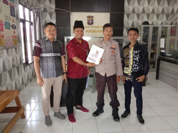 Pihak keluarga almarhum melalui tim kuasa hukum dari Kantor Advokat Fanas Palangka Raya melaporkan PT Nemoasia ke Polres Murung Raya, Jumat siang (28/7).