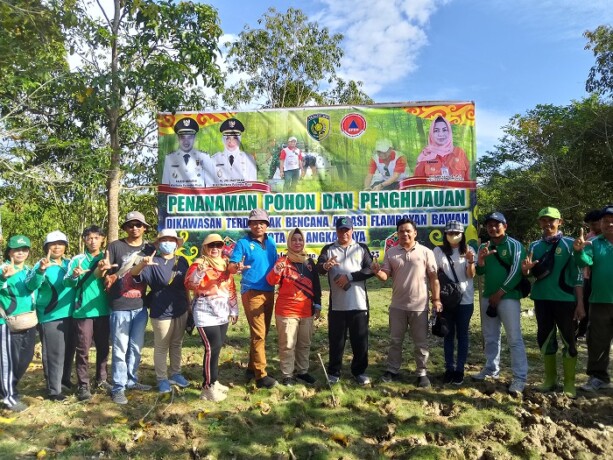 TANAM POHON: Pemko Palangka Raya melalui BPBD melakukan penanam pohon di kawasan ablasi sekitar Flamboyan Bawah, Kelurahan Langkai, Jumat (28/7).MUTOHAROH/KALTENG POS