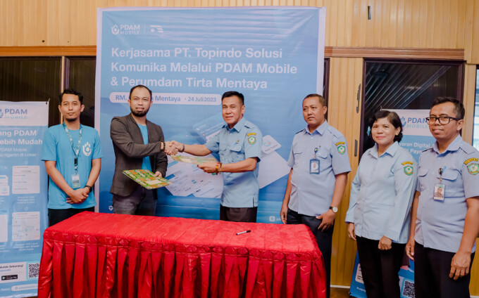 Direktur Marketing PT Topindo Solusi Komunika, Ramadhona dan Direktur Perumdam Dharma Tirta Mentaya Sampit, Ir Firdaus Herman Ranggan memimpin proses kerja sama peluncuran PDAM Mobile, Senin (24/7).HUMAS