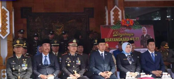 PERINGATAN HUT BHAYANGKARA : Bupati Barito Utara H Nadalsyah menghadiri upacara peringatan HUT ke-77 Bhayangkara Tahun 2023 di halaman Kantor Bupati Barito Utara, Sabtu (1/7). DISKOMINFOSANDI BATARA UNTUK KALTENG POS
