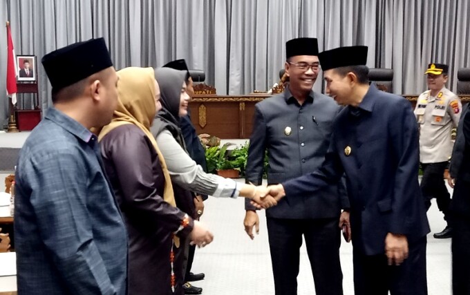 SALAMI ANGGOTA DEWAN : Bupati Barito Utara H Nadalsyah didampingi Wakil Bupati Sugianto Panala Putra menyalami anggota dewan pada rapat paripurna III masa sidang III tahun 2023 di Gedung DPRD Barito Utara, Selasa (27/6).