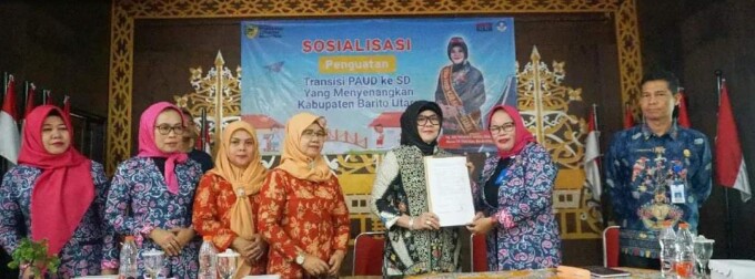 SOSIALISASI : Bunda PAUD Kabupaten Barito Utara yang juga Ketua TP PKK Barito Utara Hj Sri Hidayati saat menghadiri dan membuka sosialisasi penguatan transisi PAUD ke SD dan MI yang menyenangkan di Aula Dinas Pendidikan setempat, Sabtu (29/7).DISDIK BATAR
