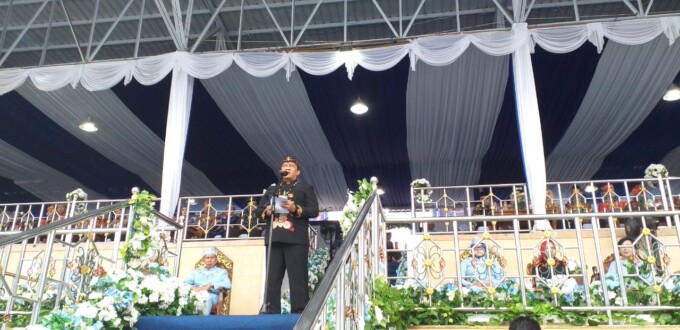 HUT BARITO UTARA : Wakil Gubernur Kalimantan Tengah H Edy Pratowo sebagai inspektur upacara pada peringatan HUT ke-73 Barito Utara di Arena Terbuka Tiara Muara Teweh, Senin (17/7). DISKOMINFOSANDI BATARA UNTUK KALTENG POS