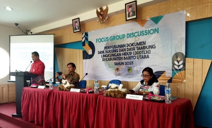 PEMBUKAAN FGD : Asisten Sekda Bidang Perekonomian dan Pembangunan H Gazali Mantallatua saat membuka Forum Group Discusion (FGD) dalam rangka penyusunan dokumen daya dukung dan daya tampung lingkungan hidup di JNB Hotel Muara Teweh, Jumat (21/7).DLH BATARA
