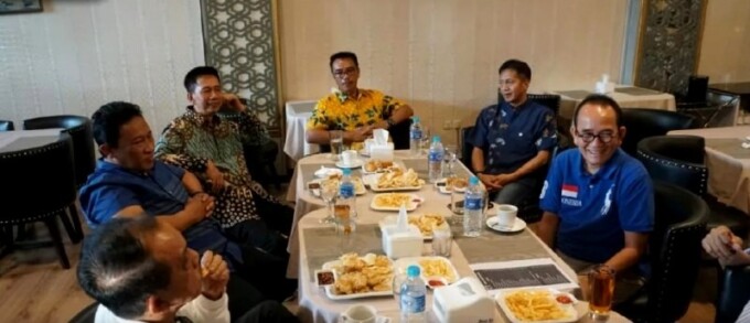 ROMBONGAN WAGUB : Bupati Barito Utara Nadalsyah bersama Wakil Bupati Sugianto Panala Putra dan Sekda Muhlis menyambut kedatangan Wakil Gubernur Kalimantan Tengah  Edy Pratowo dan Wakil Ketua DPRD Kalteng Abdul Razak di Muara Teweh, Minggu (16/7).DISKOMINF