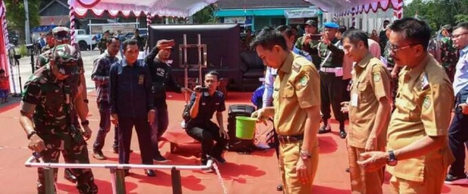 MENGHADIRI : Bupati Barito Utara H Nadalsyah mendampingi Danrem 102/Pjg Brigjen TNI Bayu Permana, Wakil Bupati Sugianto Panala Putra, serta pejabat lainnya saat peresmian fasilitas air bersih program TNI AD Manunggal Air dan Pencanangan Percepatan Penurun